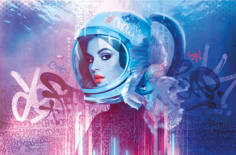 Astronautenhelm met daarin een gezicht, ernaast een kempvis, tegen roze en cyaan graffiti met Koreaanse letters.