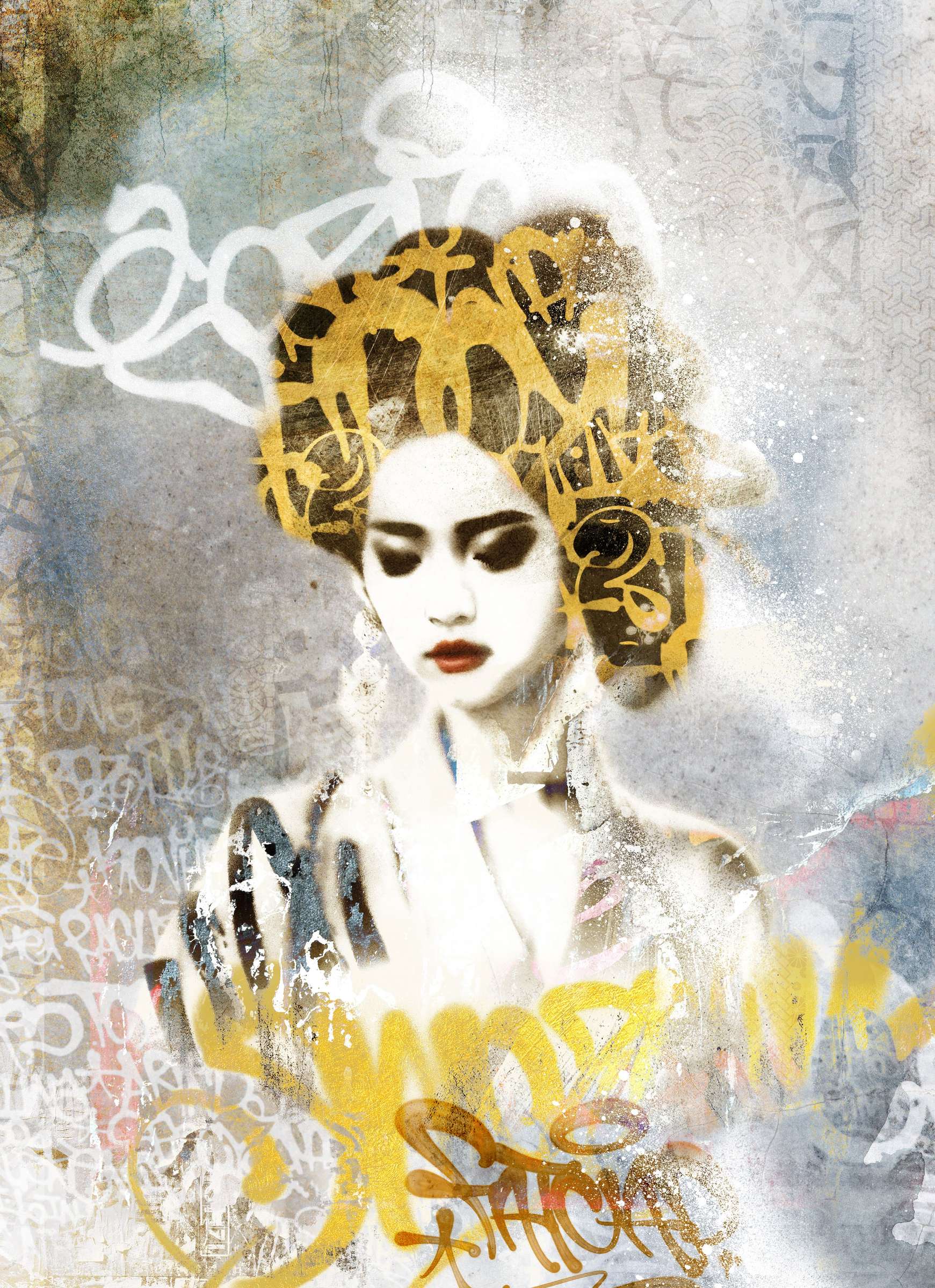 Geisha met bladgouden haarwerk tegen een grijsblauwe wand met okergele tags.
