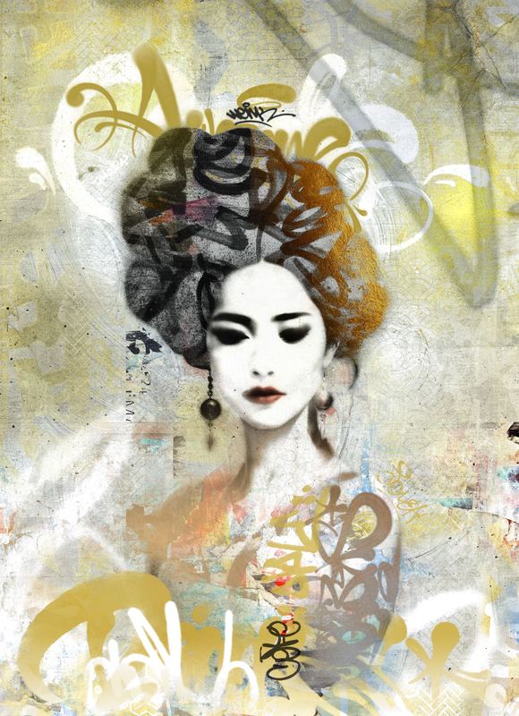 Geisha met een hoog opgestoken kapsel waarin zwarte en oranje letters zitten, tegen een okergele achtergrond met gouden tags.