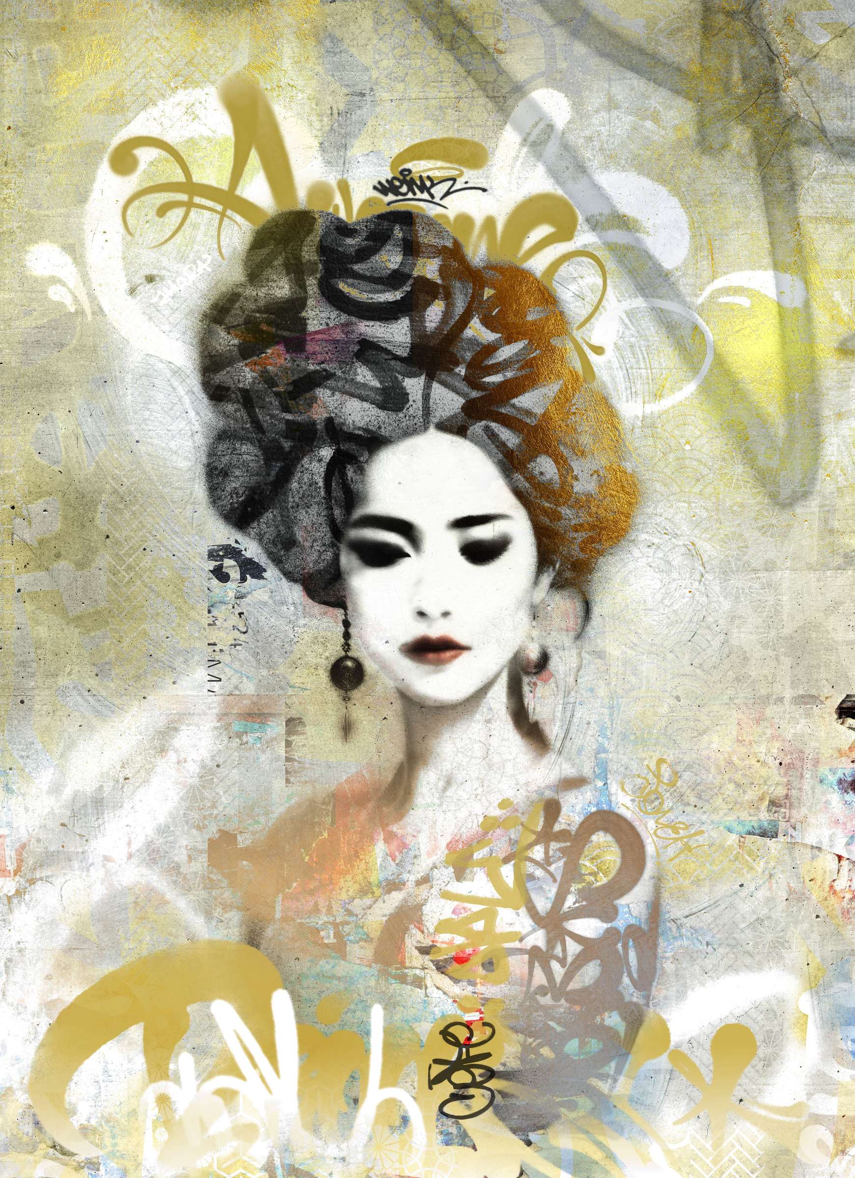 Geisha met een hoog opgestoken kapsel waarin zwarte en oranje letters zitten, tegen een okergele achtergrond met gouden tags.
