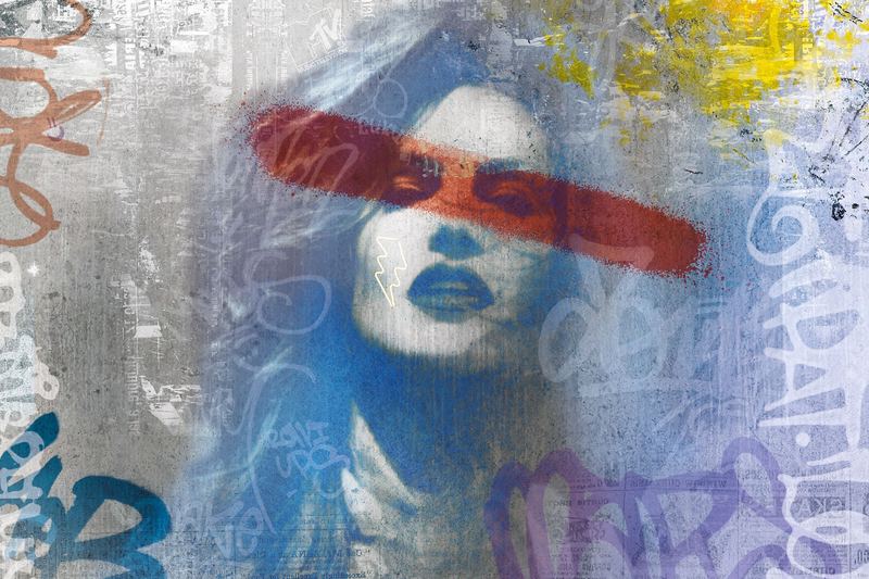 Portret met een brede rode spuitbalk over de ogen, tegen beton met blauwe en gele tags.